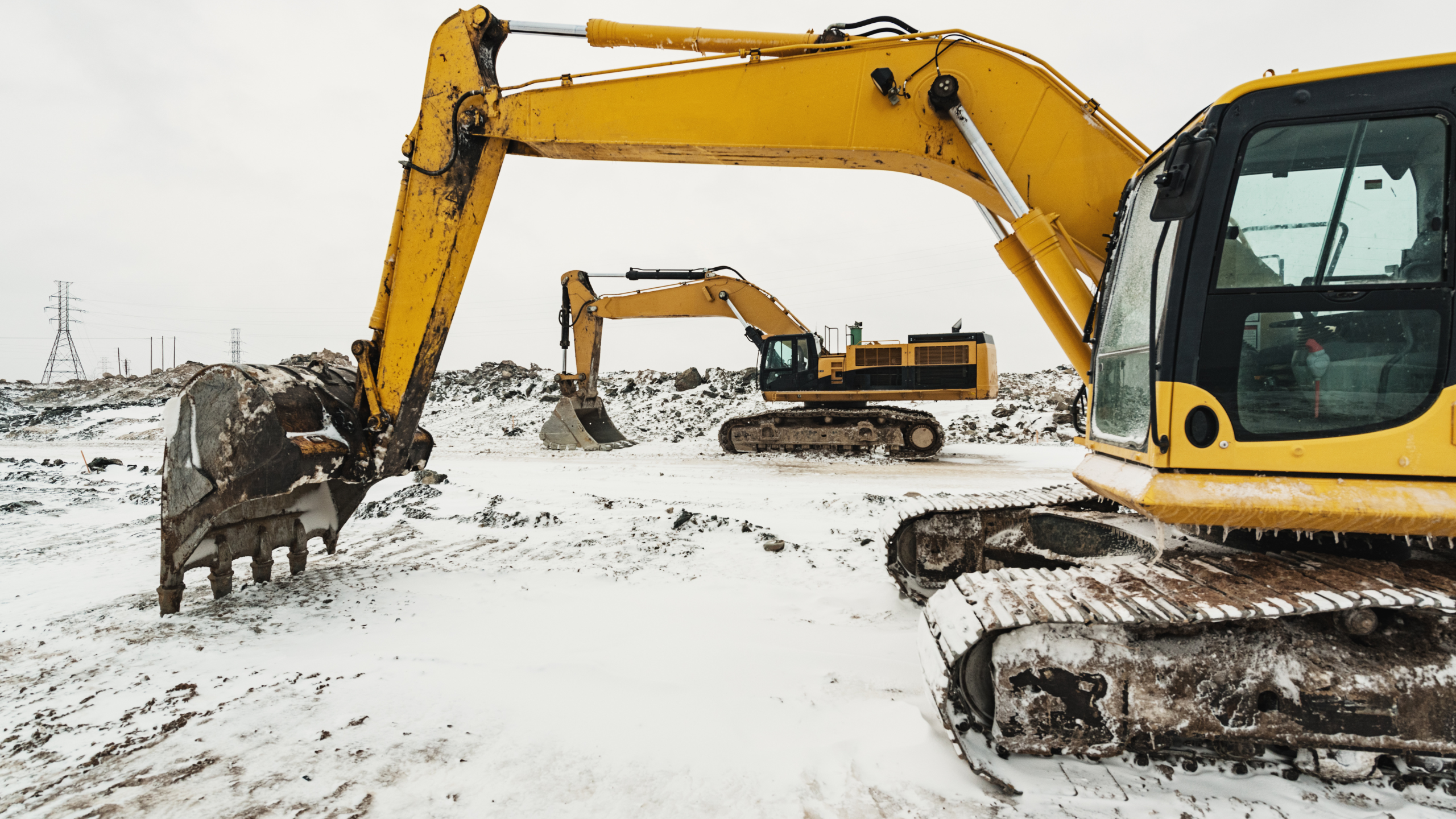 Konserwacja koparki na zimę – jak zadbać o stan maszyn budowlanych?
